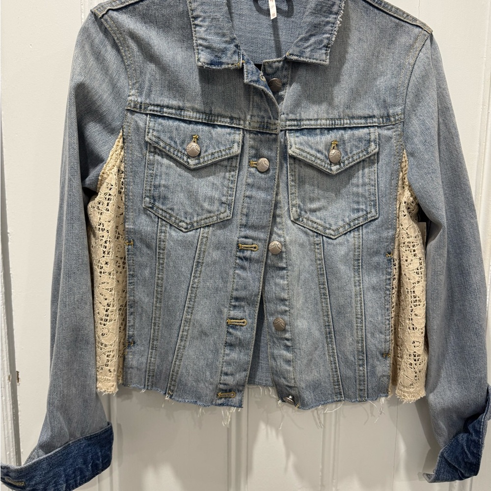 Free People Cropped Denim Jacket w/ Lace Side Panels – XS - Picture 4 of 7
